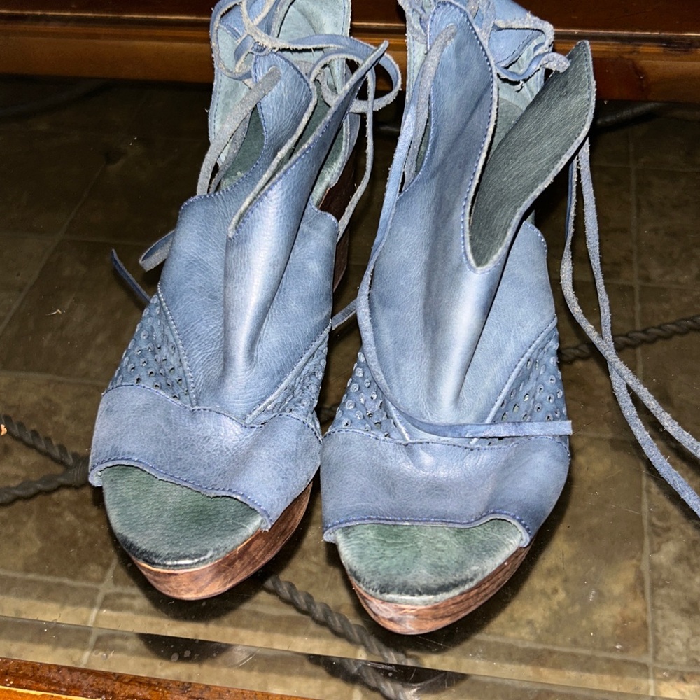 Free People Revolver Clogs sz 37 blue preowned condition small crack at the toe